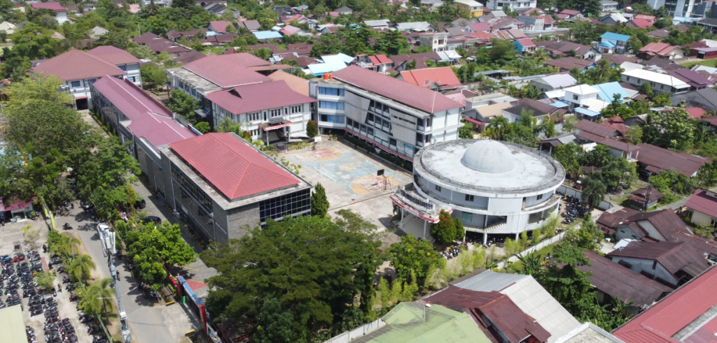 Gedung utama SMK SMTI Pontianak, fasilitas modern untuk pendidikan teknologi dan industri.